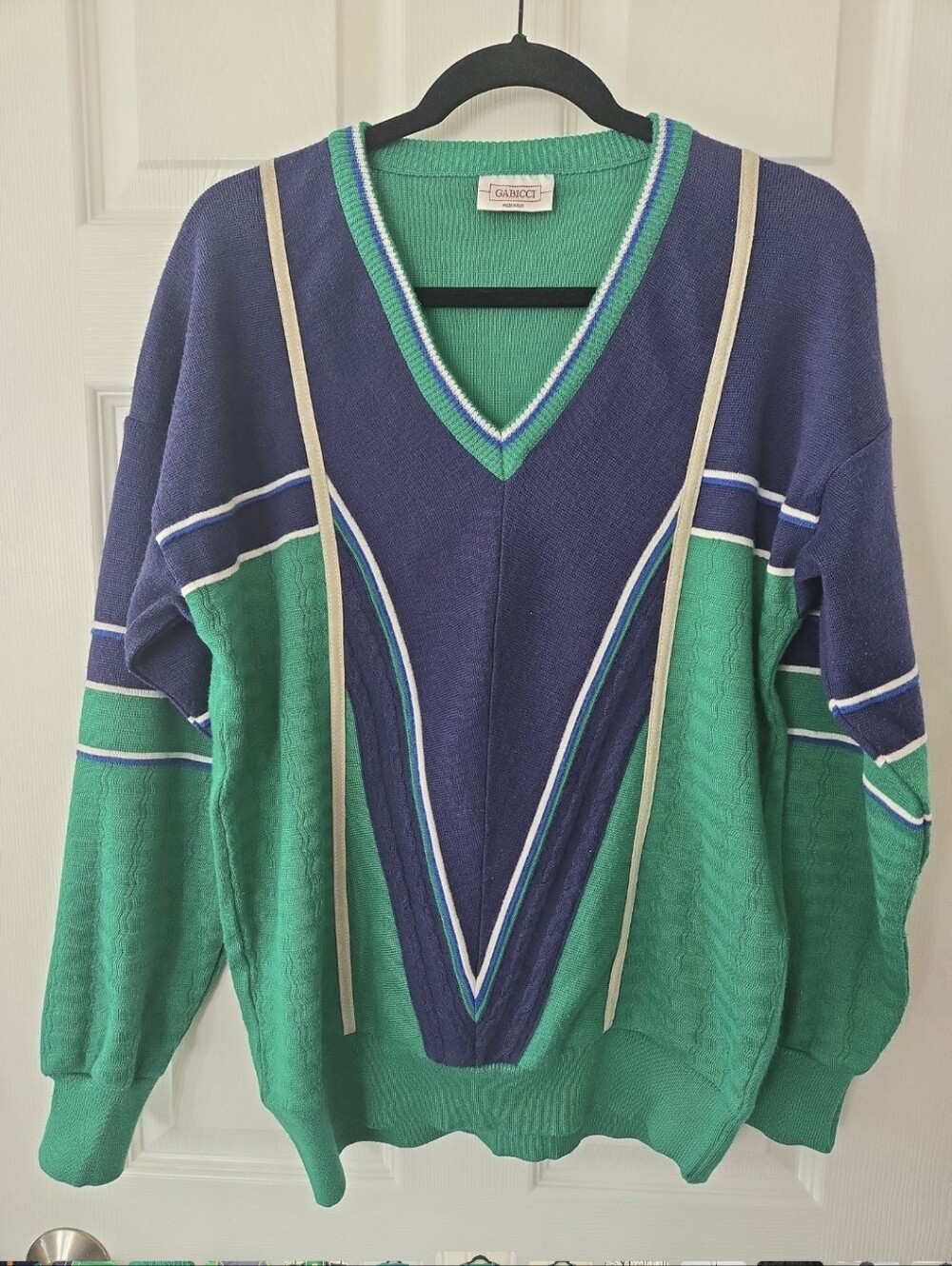Vintage Men's Gabicci Italy Wool Blend V‑Neck Sweater Size Medium. 1970's